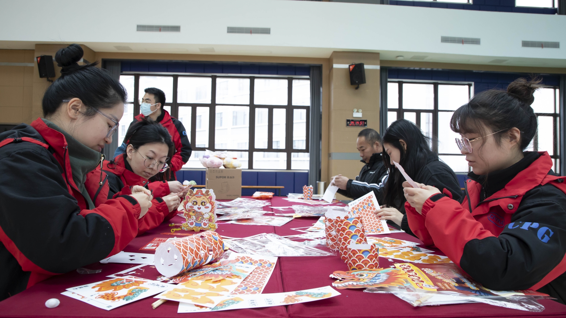 花灯制作.jpg 花灯制作.jpg