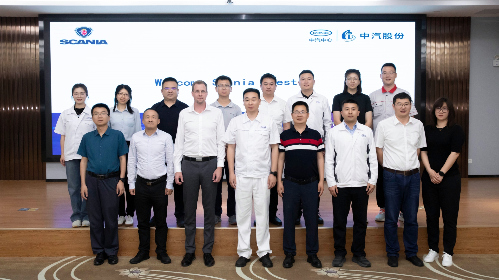 会议合影.jpg 会议合影.jpg