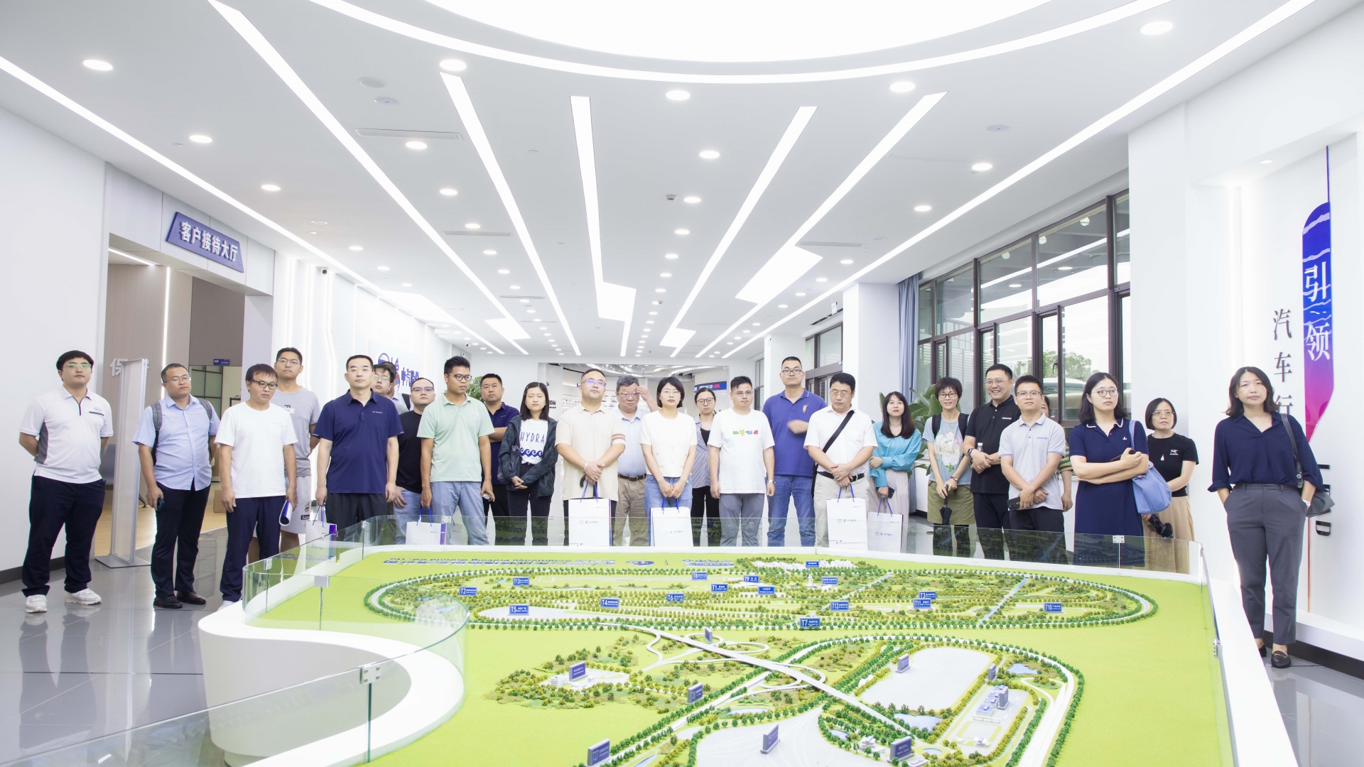 沙盘参观.jpg 沙盘参观.jpg